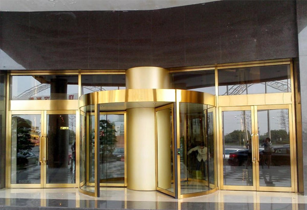 小兵三翼旋转门